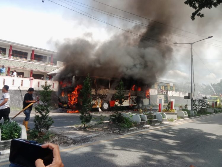 Keterangan Foto : Bus Nice Trans plat nopol BK 7448 LD jurusan Siantar-Medan yang terbakar (Ist)