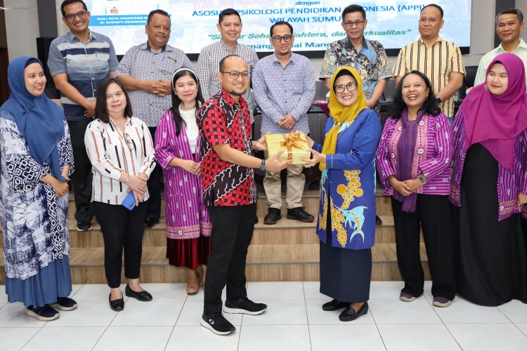 Keterangan Berita : Wali Kota Pematang Siantar dr Susanti Dewayani SpA saat menandatangani kerja sama antara Pemko Pematang Siantar dengan Asosiasi Psikologi Pendidikan Indonesia (APPI) Wilayah Sumut. (Ist)