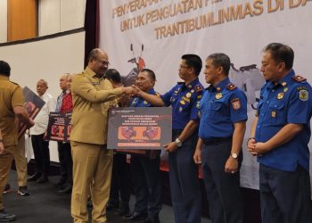 Kadis Disdamkarmat Kota Pematang Siantar Drs Robert Samosir menerima secara langsung penyerahan bantuan hibah 1 unit Portable Fire Pump dari Ditjen Bina Administrasi Kewilayahan Kemendagri.(Nawasenanews/Ist)