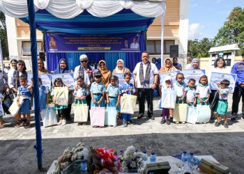 Wali kota Pematang Siantar dan Ketua Pokja Bunda Paud Erizal Ginting foto bersama dengan para guru Paud/ TK Negeri yang menerima Loker dan anak didik Paud yang menerima ATK secara simbolis.(Nawasenanews/ Ist)