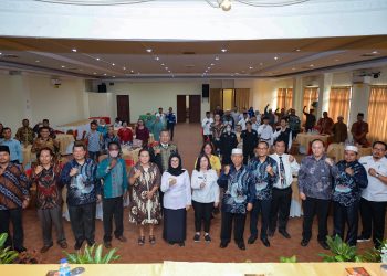 Wali Kota Pematang Siantar foto bersama usai menghadiri dialog Tatap Muka Kerukunan Umat Beragama Menyongsong Pemilu Damai 2024 Kota Pematang Siantar, yang digelar Forum Kerukunan Umat Beragama (FKUB) Kota Pematang Siantar, di Convention Hall Siantar Hotel Lantai II, Jalan WR Supratman, Rabu (13/12/2023). ( Nawasenanews/ Ist)