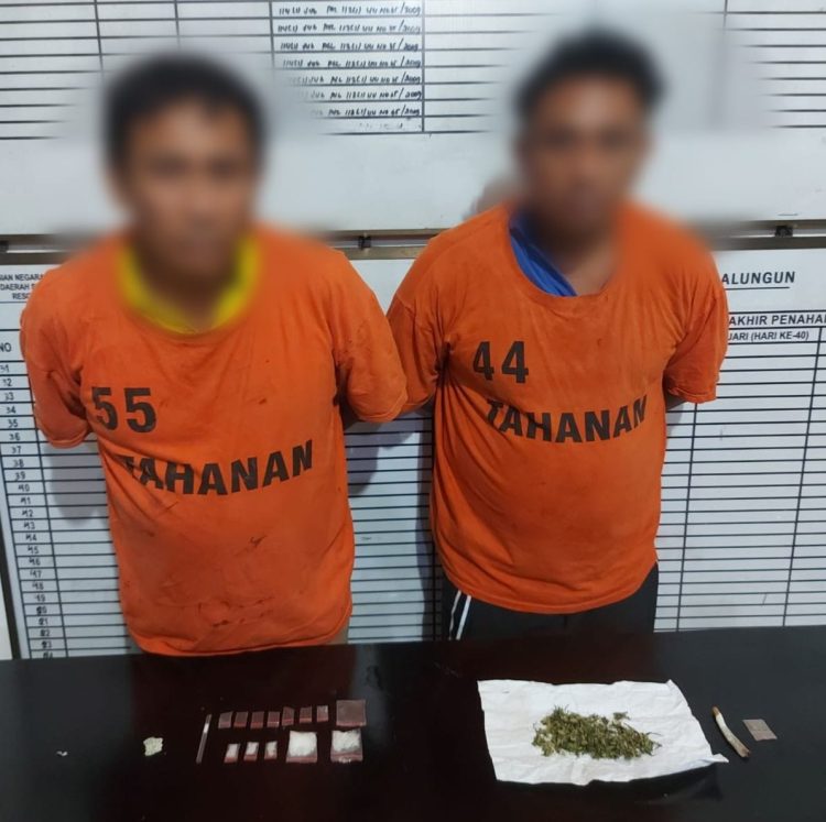 Dua pengedar Narkoba jenis Sabu sabu dan ganja, DR dan O yang berhasil ditangkap Polsek Parapat Pokres Simalungun di Girsang Sipangan Bolon. ( Nawasenanews/Ist)
