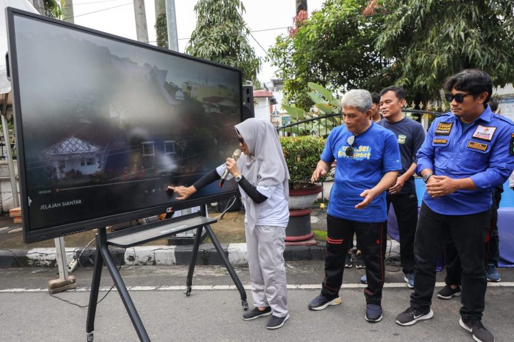 Wali Kota Pematang Siantar meluncurkan aplikasi jelajah kota Siantar di acara Free Car Day,Minggu (17/12/2023).(Nawasenanews/Ist)