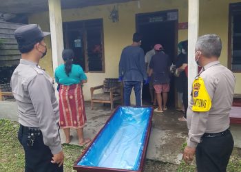 Petugas Polisi Polsek Parapat saat mengevakuasi jasad Benris Siallagan (58) yang ditemukan tetangganya meninggal dunia dan telah membusuk di rumahnya.( Nawasenanews/ Ist)