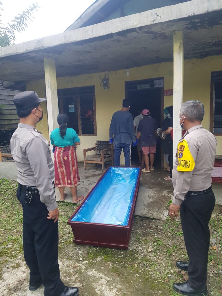 Petugas Polisi Polsek Parapat saat mengevakuasi jasad Benris Siallagan (58) yang ditemukan tetangganya meninggal dunia dan telah membusuk di rumahnya.( Nawasenanews/ Ist)