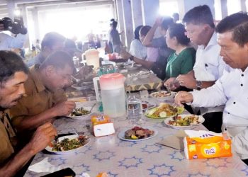 Bupati Simalungun bersama Chrismes Haloho dan perangkat nagori Pamatang Raya nakan pecal di salah satu warung saat meninjau Pasar Pamatang Raya. ( Nawasenanews/ Ist)