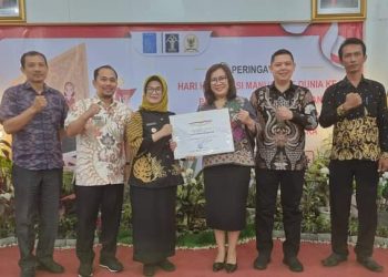 Wali Kota Pematang Siantar foto bersama dengan pejabat struktural Pemko Pematang Siantar terkait yang mendampingi serta Kemenkumham Kanwil Sumut saat menerima penghargaan KKP HAM Tahun 2022. (Nawasenanews/Ist)