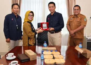 Wali Kota Pematang Siantar dr Susanti saat menerima cenderamata dari GM Regional Enterprise dan Government Service Reg I PT Telkom Indonesia Suwito, yang didampingi GM Witel Sumut Heribertus Handoko usai audiensi di Balai kota.( Nawasenanews/ Ist)