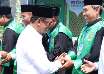 Wakil Bupati menyalami salah seorang Dewan Hakim pada MTQ Tingkat SMA / SMK Provinsi Sumut Dapil VI. ( Nawasenanews/ ist)