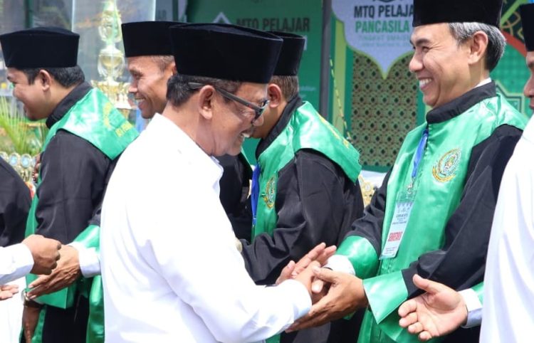 Wakil Bupati menyalami salah seorang Dewan Hakim pada MTQ Tingkat SMA / SMK Provinsi Sumut Dapil VI. ( Nawasenanews/ ist)