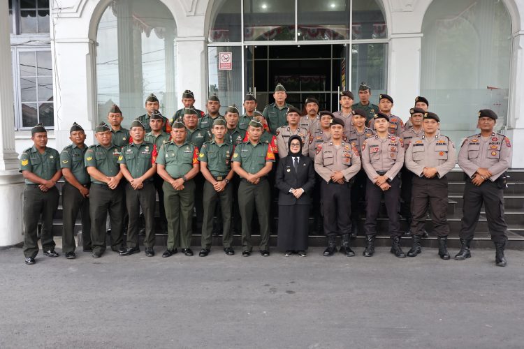 Wali Kota Pematang Siantar foto bersama TNI-POLRI usai upacara peringatan bela negara. ( Nawasenanews/Ist)