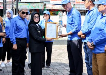 Perwakilan Badan Koordinasi Keluarga Berencana Nasional (BKKBN) Provinsi Sumatera Utara (Sumut) memberikan piagam penghargaan atas diraihnya Kota Siantar sebagai kota terbaik pencapaian KB yang diterima Wali Kota Pematang Siantar dr Susanti Dewayani SpA, di acara Peringatan Hari Keluarga Nasional (Harganas) ke-30 Kota Pematang Siantar, di Lapangan Pariwisata, Jalan Merdeka, Selasa (19/12/2023).( Nawasenanews/ Ist)