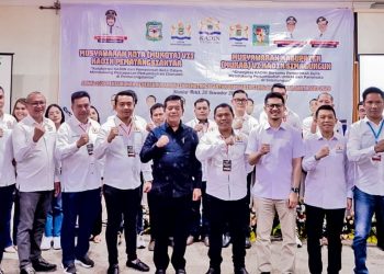 Ketua Kadin Kabupaten Simalungun terpilih beserta para pengurus Kadin Kabupaten Simalungun, Ketua Umum Kadin Sumut dan Ketua REI Sumut Andi Atmoko Panggabean foto bersama dengan Bupati Simalungun usai pelantikan/ pengukuhan di Hotel Siantar,Rabu ( 20/ 12/ 2023). ( Nawasenanews/ Susan)