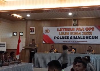 Kasat lantas Polres Simalungun AKP Haris Sihite,SE saat pemaparan dalam Gelar Lat pra ops Lilin Toba 2023 jelang Natal dan Tahun Baru yang melibatkan 445 Personil Polres Simalungun. ,( Nawasenanews/ Ist)