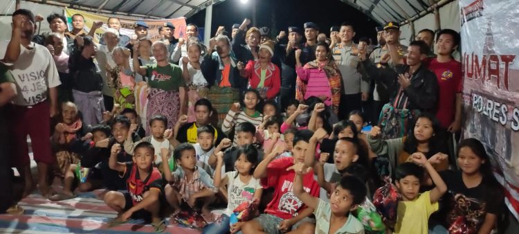Kapolres Simalungun foto bersama usai menyalurkan bantuan sembako kepada 28 KK yang menjadi korban banjir bandang di Haranggaol yang saat ini berada di tenda pengungsian. ( Nawasenanews/ Ist)