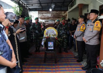 Kapolda Sumatera Utara, Irjen Pol Agung Setya Imam Efendi, SH SIK MSi didampingi Kapolres Simalungun, AKBP Ronald FC Sipayung, SH SIK MH,saat melayat ke rumah alm.Serda Syaiful Anwar, Selasa, ( 26/12/2023). ( Nawasenanews/ Ist)