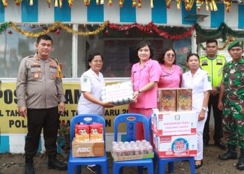 Ny.Erika Ronald Sipayung mengunjungi pos pengamanan Nataru 2023 dan memberikan bingkisan sebagai bagian dari program Bhayangkari Peduli. ( Nawasenanews/ Ist)