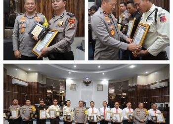 Keterangan Foto : Kapolda Sumut, Irjen Pol Agung Setya Imam Effendi saat memberikan penghargaan kepada satpam dan personel Polres Pelabuhan Belawan yang berhasil menangkap komplotan begal. (Ist)