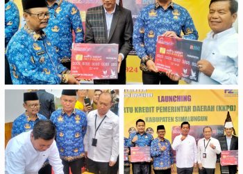 Keterangan Foto : Bupati Simalungun didampingi Wakil Bupati dan Sekda serta Kadis Badan Pengelolaan Keuangan dan Pendapatan Daerah (BPKPD) Frans Saragih menunjukkan bentuk Kartu Kredit Pemerintah Daerah (KKPD) secara simbolik.(Ist)