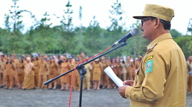 Wakil Bupati Simalungun saat memberikan arahan pada para ASN di apel gabungan pasca libur Natal dan Tahun baru 2024.( Nawasenanews/ Ist)