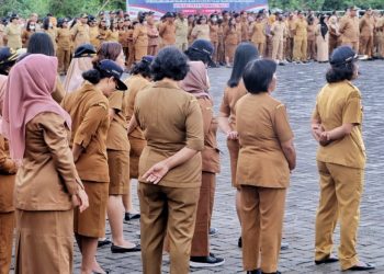 Keterangan Foto : ASN Pemkab Simalungun saat melaksanakan apel gabungan di halaman Kantor Bupati Simalungun.(Ist)