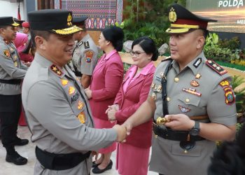Kapolda Sumatera Utara Irjen Pol Agung Setya Imam Efendi, SH, SIK MSi memberi selamat kepada Kapolres Simalungun yang baru AKBP Choky Sentosa S Meliala usai Polda Sumut gelar upacara serah terima dari Kapolres sebelumnya,AKBP Ronald FC Sipayung.( Nawasenanew/ Ist)