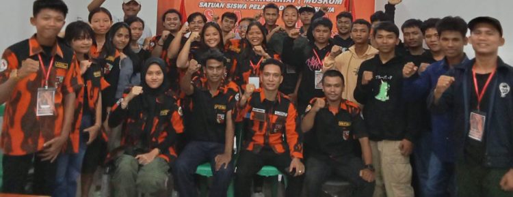 Satuan Pelajar dan Mahasiswa Pemuda pancasil Kabupaten Simalungun foto bersama ( Nawasenanews/ Ist)