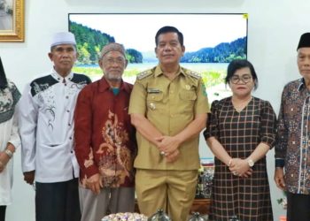 Keterangan Foto : Bupati Simalungun saat menerima kedatangan jamaah umroh PT Amanah Travel Indonesia di kediaman pribadinya. (Ist)