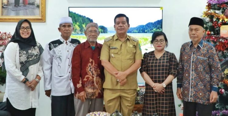Keterangan Foto : Bupati Simalungun saat menerima kedatangan jamaah umroh PT Amanah Travel Indonesia di kediaman pribadinya. (Ist)