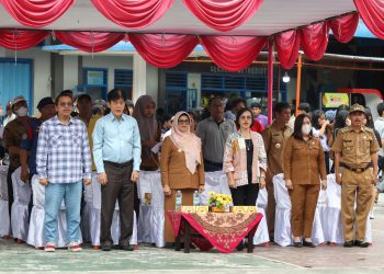 Keterangan Foto : dr Susanti saat menekan tombol sirine tanda dibukanya Turnamen Basket Ball Methodist Cup VI 2024, di Lapangan Perguruan Methodist, (Ist)