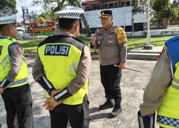 Kapolres Simalungun, AKBP Choky Sentosa Meliala, saat memberi arahan ketika memimpin kegiatan apel sore Satuan Lalu Lintas Polres Simalungun pada Rabu, (10/1/ 2023) yang berlangsung di halaman SATPAS Satuan Lalu Lintas, Jl. Asahan KM. 6 Desa Lestari Indah. (Nawasenanews/ Ist)