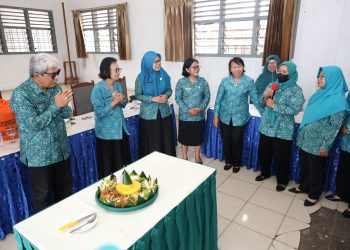 Ket.Foto : Ketua TP PKK Kota Pematang Siantar saat menerima kejutan berupa nasi tumpeng karena bertepatan di hari ulang tahunnya ke- 64, pada acara agenda bulanan dan Raker TP PKK.(Ist)