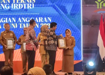Keterangan Foto: Wali Kota Pematang Siantar saat menerima secara langsung hasil bantuan teknis RDTR ATR/ BPN Hadi Tjahjanto di Jakarta.(Ist)