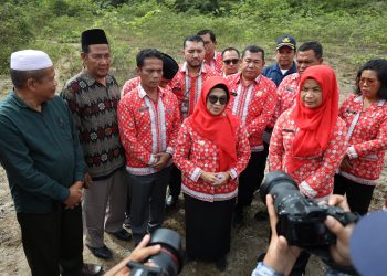 Keterangan Foto : Wali Kota Pematang Siantar saat memberikan keterangan kepada pers tentang persiapan lahan TPU di Gurilla sebagai tempat pemakaman. (Ist)