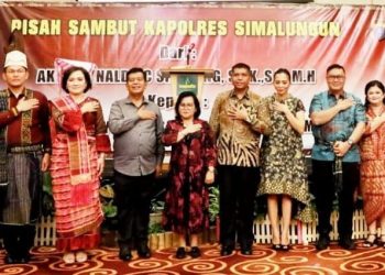 Keterangan Foto: Bupati Simalungun foto bersama dengan Kapolres Simalungun yang baru dan yang digantikan pada acara pisah sambut AKBP Ronal FC Sipayung dan AKBP Choky Sentosa S Meliala.(Ist)