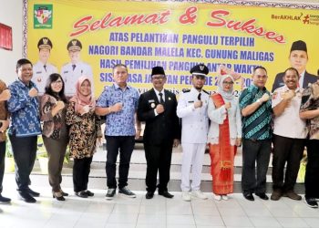 Ketrangan Foto: Wakil Bupati Simalungun foto bersama dengan Pangulu Bandar Malela yang merupakan Pangulu Antar Waktu periode 2019- 2025, usai pelantikan di Balai Harungguan Kantor Camat Gunung Maligas.(Ist)