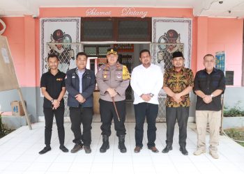 Kapolres Simalungun foto bersama dengan para Komisioner Bawaslu saat berkunjung ke kantor Bawaslu untuk koordinasi dalam rangka menyukseskan Pemilu 2024.( Nawasenanews/ Ist)