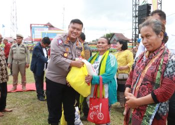 Kapolres Simalungun menyerahkan bantuan sembako kepada manula yang menghadiri acara syukuran Tahun Baru 2024 di Tiga Runggu Kecamatan Purba. ( Nawasenanews/ Ist)