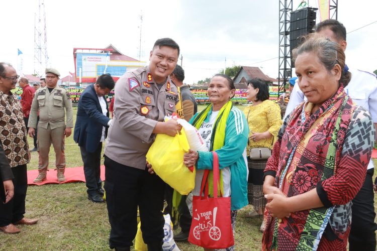 Kapolres Simalungun menyerahkan bantuan sembako kepada manula yang menghadiri acara syukuran Tahun Baru 2024 di Tiga Runggu Kecamatan Purba. ( Nawasenanews/ Ist)
