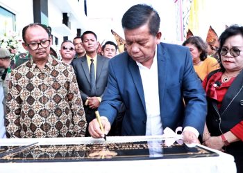 Keterangan Foto : Bupati Simalungun menandatangani prasasti saat peresmian kantor camat Purba.(Ist)