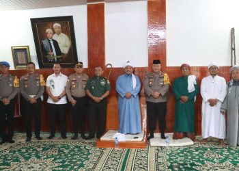 Kapolres Simalungun AKBP Choky Sentosa Meliala, SIK SH MH memimpin delegasi Kepolisian Resor Simalungun dalam sebuah kunjungan silaturahmi ke Persulukan Serambi Babussalam di Desa Jawa Tongah, Kecamatan Hatonduan, Kabupaten Simalungun, Senin (15/01/2023).( Nawasenanews/ Ist)