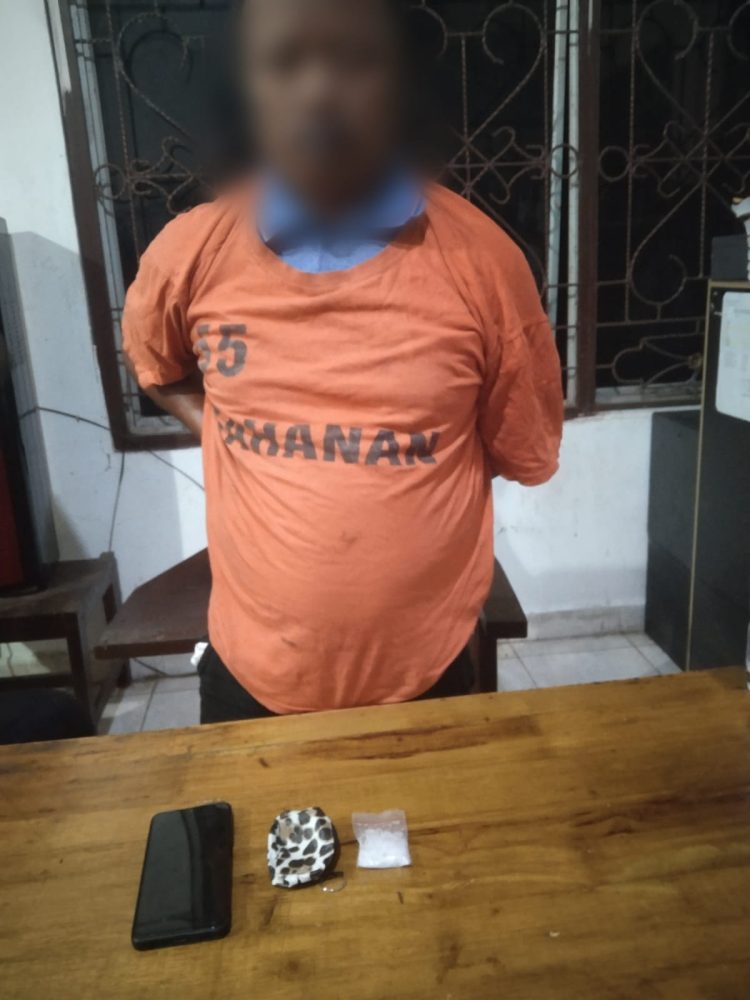 Tersangka N (45) warga Gajing Jaya Gunung Maligas Kabupaten Simalungun beserta barang bukti Sabu seberat 8,80 gram yang diamankan Sat Narkoba Polres Simalungun ( Nawasenanews/ Susan/ Ist)