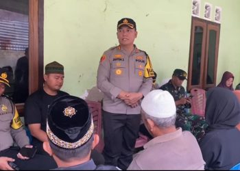 Keterangan Foto : Kapolres Pelabuhan Belawan, AKBP Janton Silaban, melayat ke rumah duka menyampaikan rasa belasungkawa. (Ist)