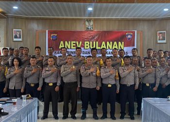 Kapolres Simalungun foto bersama dengan Kanit Binmas dan Bhabinkamtibmas usai rapat analisa dan evaluasi penguatan peran Bhabinkamtibmas di aula Andar Siahaan, Pematang Raya,Kamis (18/1/2024). ( Nawasenanews/ Ist)