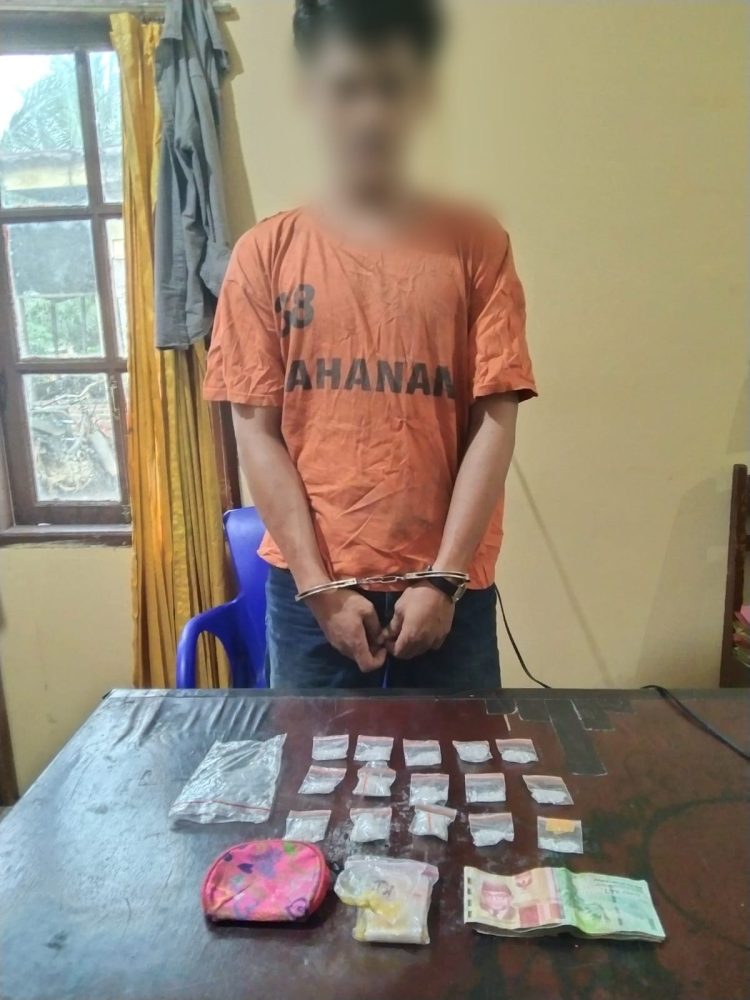 Tersangka SP (24) seorang pemuda yang diduga menjadi pengedar Narkoba di Perdagangan I dan telah ditangkap Polres Simalungun.( Nawasenanews/ Ist)