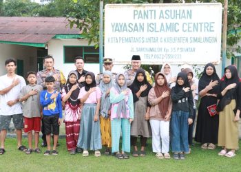 Peduli anak panti asuhan, Kapolres Simalungun pimpin kegiatan bakti sosial dengan memberikan bantuan jebutuhan dasar kepada anak - anak panti asuhan Yayasan Islamic Center.(Nawasenanews/ Ist)