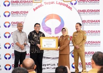 Keterangan Foto : dr Susanti saat menerima piagam penghargaan dari Ombudsman dalam hal Kepatuhan Penyelenggaraan Pelayananan Publik Tahun 2023 yang meraih Zona Hijau Kategori B Opini Kualitas Tinggi.(Ist)