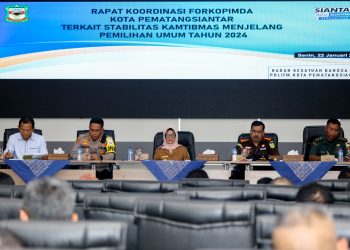 Ket.Foto: Wali Kota Pematang Siantar rapat koordinasi dengan Forkopimda terkait kestabilan dan keamanan menjelang Pemilihan Umum tahun 2024 yang akan berlangsung.(Ist)