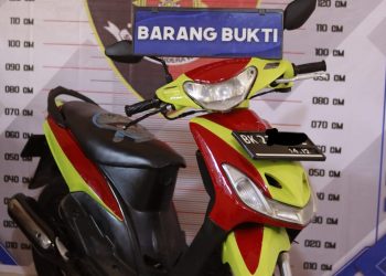 Barang bukti satu unit sepeda motor Yamaha Mio yang dipakai para pelaku untuk melakukan kejahatan mencongkel rumah korban di Sinaksak. ( Nawasenanews/ Ist)