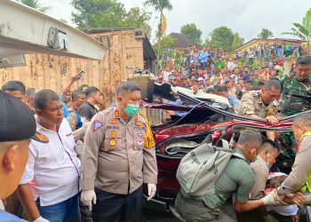 Kapolres Simalungun terlihat langsung memimpin evakuasi korban tabrakan beruntun di Bulu Pange Raya. ( Nawasenanews/ Ist)